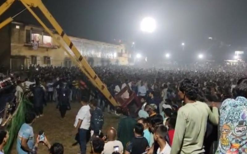 Accident during Ravana Dahan in Janjgir Champa, father and daughter injured due to falling of crane machine. Cg news latest news cg big news khabargali 