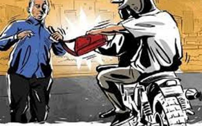 Robbery of Rs 20 lakh in broad daylight in Raipur, vicious miscreants surrounded the youth and carried out the crime CG News Hindi news latest News khabargali 