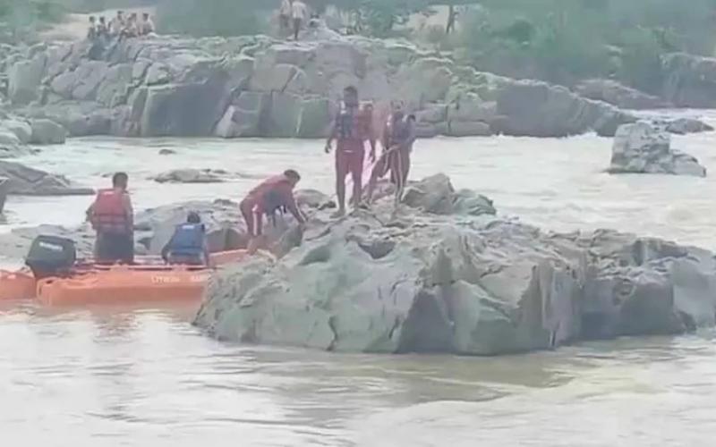 2 youth drowned in strong current, SDRF team is searching cg news hindi news latest news khabargli 