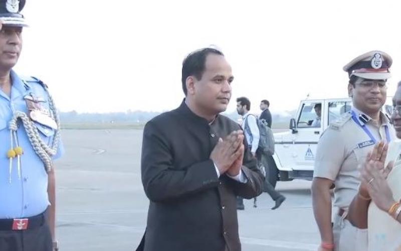  छत्तीसगढ़ प्रवास के बाद राष्ट्रपति द्रौपदी मुर्मु नई दिल्ली के लिए हुई रवाना, एयरपोर्ट पर दी गई भावभीनी विदाई After her stay in Chhattisgarh, President Draupadi Murmu left for New Delhi, gave an emotional farewell at the airport. cg news hindi news cg big news latest news khabargali 