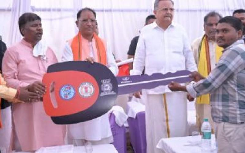 Now women group will drive the bus, Chief Minister Sai handed over the keys of the vehicles Rapur news cg bignews hindi news cg latestnews cg bignews khabargali 