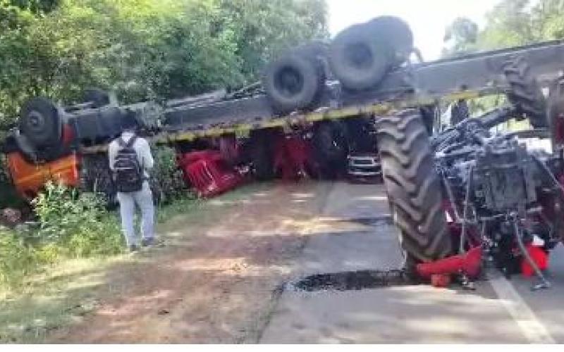 Trailer loaded with Mahindra tractor went out of control and overturned, driver narrowly escaped  cg news jagdalpur news cg hindi news khabargali 