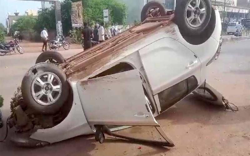 Car bounces 10 feet after hitting divider, drunk driver seriously injured cg news hindi news latest news accident news khabargali 