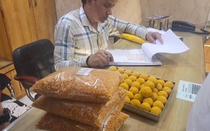 दिवाली से पहले मिठाई शॉप में रेड, 21 दुकानों से लिए मिठाइयों के नमूने Raid in sweet shops before Diwali, samples of sweets taken from 21 shops  cg news raipur news cg big news khabargali 