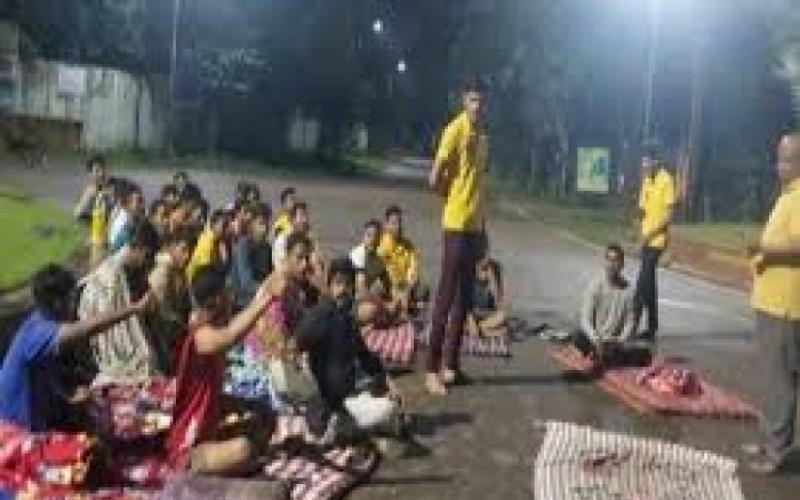 Semi-nude demonstration of PRSU students, this serious allegation against the Registrar and Warde  cg news raipur news cg bignews hindi news khabargali