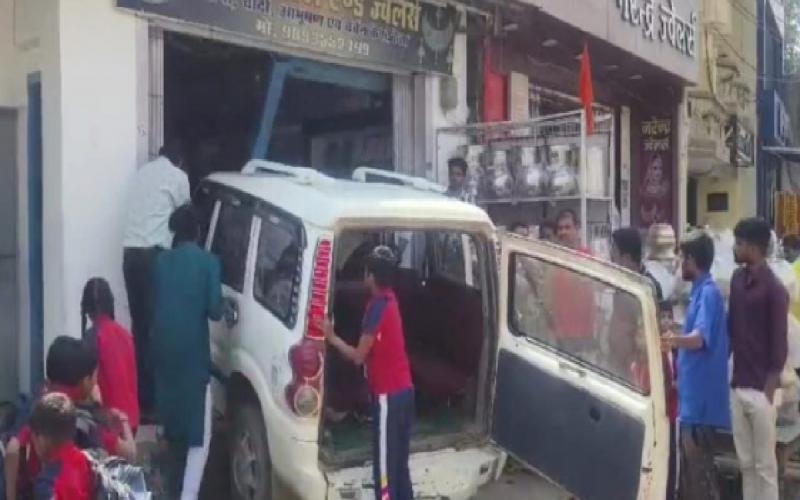 The brakes of the Scorpio carrying school children failed, it entered a jewelery shop and then...cg news cg big news latest news khabargali 