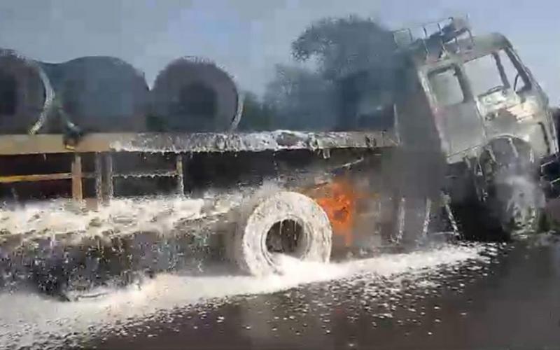 A massive fire broke out in a moving truck, the fire brigade team extinguished the fire with water...  cg news durg news fire on truck fire team latest news hindinews khabargali 