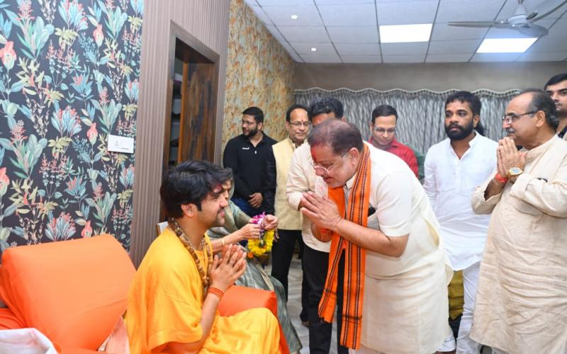 Raipur South BJP candidate Sunil Soni met Bageshwar Dham Peethadheeswar Pandit Dhirendra Shastri, Khabargali
