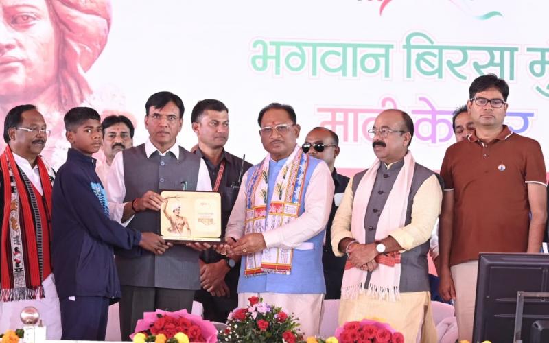 Union Minister Dr. Mandaviya called upon the youth to get involved in the country's development and social concerns, Union Minister and Chief Minister inaugurated the Mati Ke Veer Padyatra in a grand manner, Chhattisgarh, Khabargali