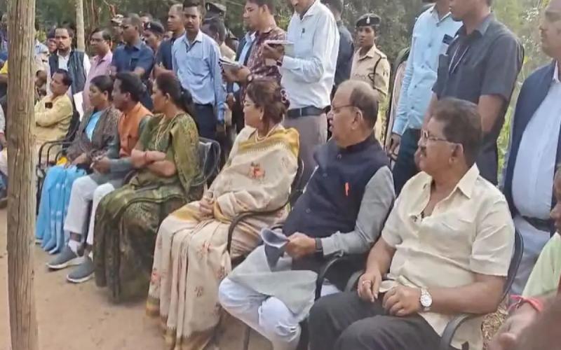  हिन्दू युवक की ईसाई रीति-रिवाज से कर दिया अंतिम संस्कार, पुरे गांव में मचा बवाल खबरगली The last rites of a Hindu youth were performed according to Christian customs, there was an uproar in the entire village  cg news hindi news cg big news latest news khabargali  