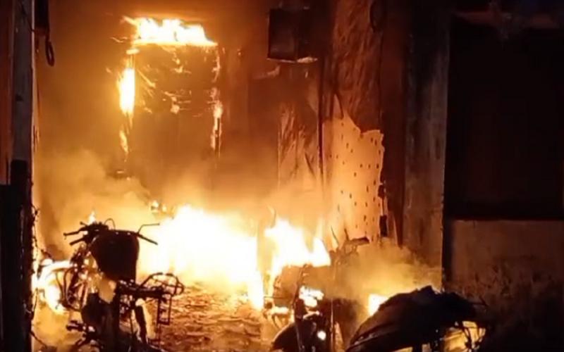  बिल्डिंग में लगी भीषण आग, 5 गाड़ियां और 1 साइकिल जलकर खाक... A massive fire broke out in the building, 5 vehicles and 1 bicycle were burnt to ashes... cg news hindi news cg latest news cg big news khabargali 