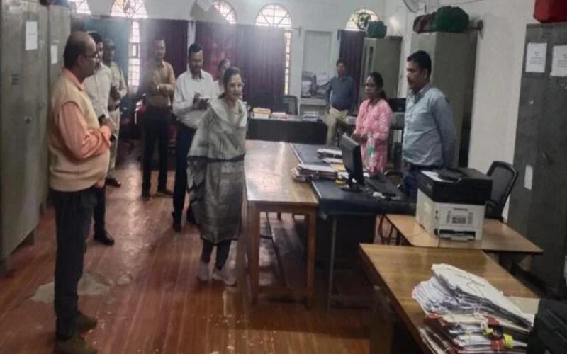  सरकारी कर्मचारियों की खत्म नहीं हुई दिवाली, दफ्तरों में सन्नाटा, 55 अधिकारी-कर्मियों को नोटिस  Diwali of government employees did not end, silence in offices, notice to 55 officers and employees  cg news hindi news cg big news latest news khabargali 