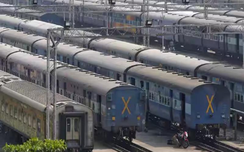 रेल यात्रियों को फिर लगा बड़ा झटका, 24 ट्रेनें हो गयी रद्द, देखें पूरी लिस्ट खबरगली Railway passengers again got a big shock, 24 trains got cancelled, see the complete list... cg news hindi news cg big news latest news khabargali 