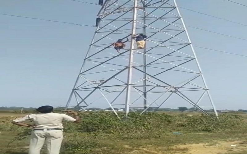 40 फीट ऊंचे बिजली टावर पर चढ़ गई महिला, पति के ताने से थी परेशान Woman climbed 40 feet high electricity tower, was upset with her husband's taunts cg news  cg big news latest news khabargali   