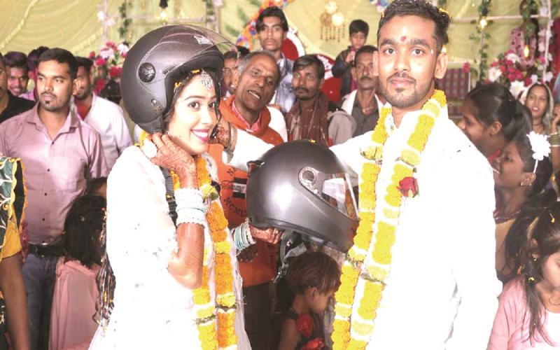 सगाई में दूल्हा-दुल्हन ने एक-दूसरे को पहनाया हेलमेट, दुर्घटना में हो गई थी पिता की मौत खबरगली The bride and groom wore helmets on each other during the engagement, father died in the accident  cg news hindi news  cg big news khabargali 