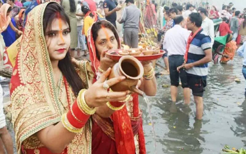 कल से छठ पूजा पर्व, महादेवघाट की सफाई में जुटे, हजारों लोग पूजा में होंगे शामिल   Chhath Puja festival from tomorrow, engaged in cleaning Mahadevghat, thousands of people will participate in the puja  cg news raipur news cg hindi news  latest news khabargali 
