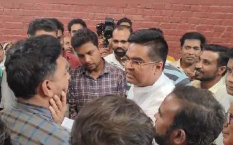 तालाब के नामकरण को लेकर विवाद, विधायक ने पकड़ लिया युवक का जबड़ा, और बोले सुन Controversy over naming of the pond, MLA grabbed the jaw of the young man and said listen  cg news hindi news cg big news kahabrgali
