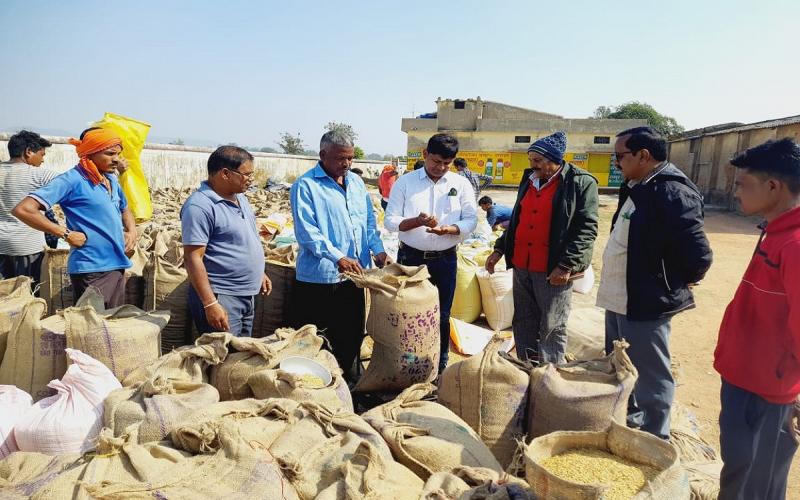 कलेक्टर ने धान खरीदी केंद्र का किया निरिक्षण, किसानों से बारदाना लाने कहा तो होगी कार्रवाई खबरगली MLA reached paddy procurement center, gave instructions to officials cg news hindi news cg big news khabargali 