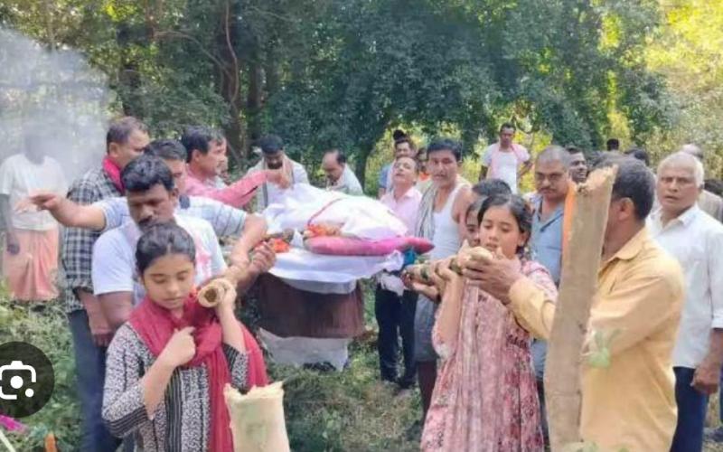 तीन बेटियों ने दी पिता को मुखाग्नि, लोगों की आंखे हुई नम खबरगली  Three daughters burnt their father, people's eyes became moist after hearing this newscg news hindi news cg big news latest news chhattisarh news gariyaband news khabargali 