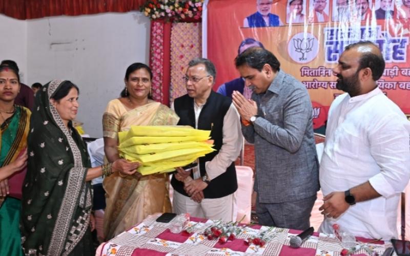 500 women power including Mitanin sisters, Anganwadi sisters, Arogya Samiti and Sahayika sisters, women booth workers were honored in Shahid Chudamani Nayak ward, health services improved in Chhattisgarh due to the contribution of Mitanins: MLA Rajesh Munat, BJP's policy is to honor the women power and make them self-reliant: Councilor Deepak Jaiswal, Raipur, Chhattisgarh, Khabargali