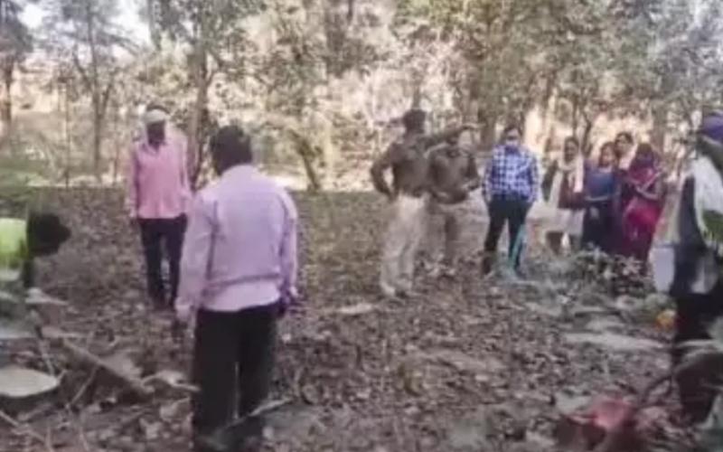    कब्र खोदकर निकाला गया शव, मृतक शिवप्रसादका दोबारा हुआ पीएम खबरगली  Dead body was taken out after digging the grave, deceased Shiv Prasad became PM again cg news hindi news cg big news hindi news cg latest news cg big news khabargali 