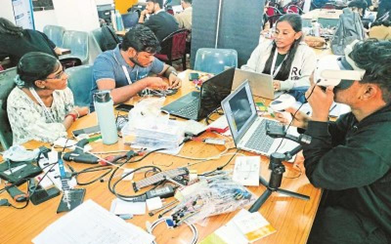 अब चलते हुए चार्ज होंगी इलेक्ट्रिक गाड़िया, नई टेक्नोलॉजी बनाने की तैयारी में छात्र खबरगली Now electric vehicles will be charged while moving, students preparing to create new technology cg news hindi news cg big news latest news khabargali