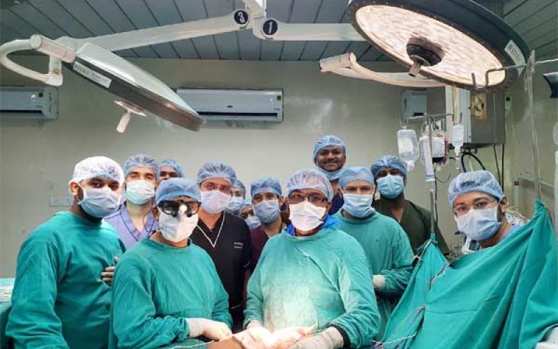 Doctors of Ambedkar Hospital created history, removed a five kilo tumor stuck to the lungs and heart, in medical language it is called mediastinal tumor, cancer surgeon Dr. Ashutosh Gupta and heart and chest surgeon Dr. Krishnakant Sahu, Raipur, Chhattisgarh, Khabargali