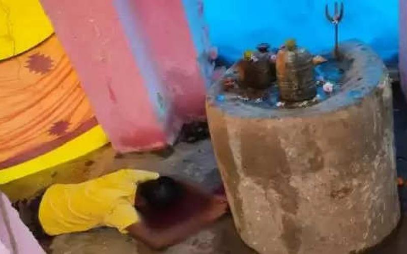 स्कूली छात्रा ने जीभ काटकर भोले बाबा को चढ़ाया, मंदिर के अंदर खुद को किया बंद खबरगली School girl cut her tongue and offered it to Bhole Baba, locked herself inside the temple cg news hindi news cg big news latest news chhattisgarh news khabargali 