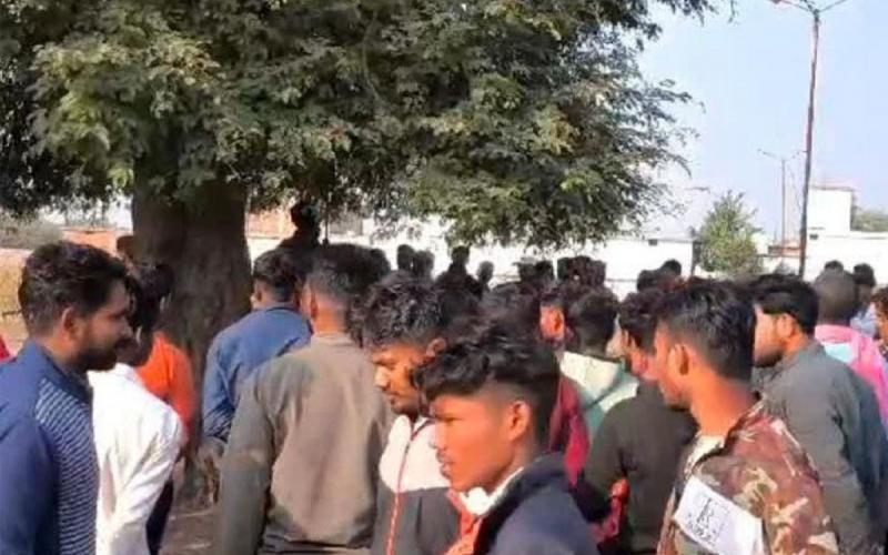 प्रेमी जोड़े ने फांसी लगाकर की आत्महत्या, मौत के पहले युवती के मांग में भरा सिंदूर खबरगलीDead body of a loving couple found hanging on a tree, the girl asked for vermilion before her death cg news hindi news cg bignews latest news khabargali 