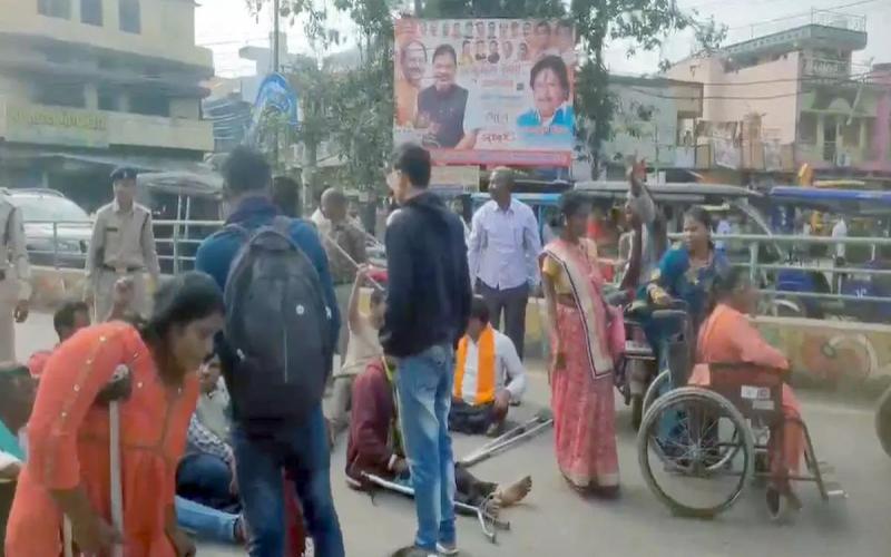  रायपुर में दिव्यांगों का प्रदर्शन, इन 6 सूत्रीय मांगों को लेकर कर रहे प्रदर्शन खबरगली  Demonstration of disabled people in Raipur, protesting against these 6 point demands  cg news hindi news cg big news latest news chhattisgarh news cg hindi news 