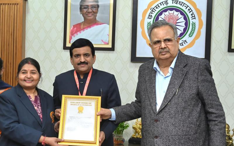 Dr. Dinesh Mishra's name in Golden Book of World Records for free eye camp, Raipur, Chhattisgarh, Khabargali