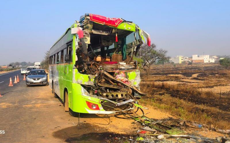  दुर्ग से पुरी जा रही बस ट्रक से टकराई, 6 माह की मासूम की मौत, 43 लोग घायल  खबरगलीBus going from Durg to Puri collides with truck, 6 month old innocent died, 43 people injured  cg news mahasamund news cg big news khabargali 