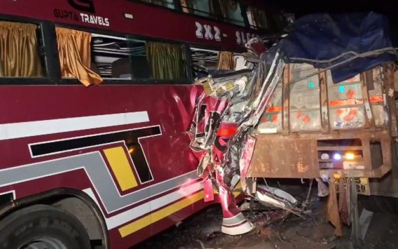  खड़ी ट्रक से टकराई बस, 4 लोगों की दर्दनाक मौत, कई गंभीर रूप से घायल खबरगली Bus collides with parked truck, 4 people die tragically, many seriously injured  cg news cg big news hindi news cg latest news accident news cg big news khabargali 