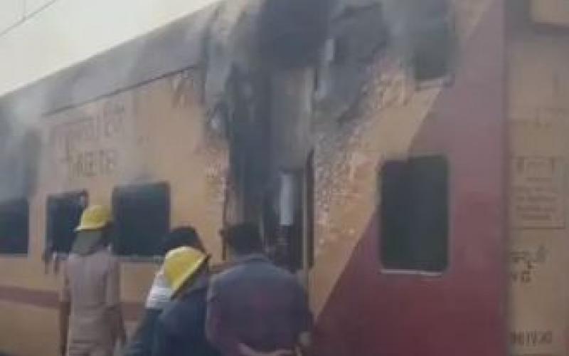 ट्रेन के कोच में लगी आग, मची अफरा-तफरी खबरगली Fire broke out in train coach, chaos ensued  cg news cg big news cg latest news raipur  news cg hindi news khabrgali 