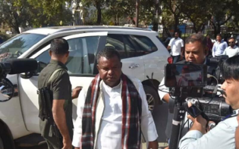 कवासी लखमा से ED दफ्तर में पूछताछ जारी, भड़के मंत्री कहा-सरकार फंसाने के लिए छापा मरवा रही खबरगली Kawasi Lakhma's interrogation continues in ED office, angry minister said- Government is conducting raids to trap him  cg news cg hindi news cg latest news cg big news khabargali 
