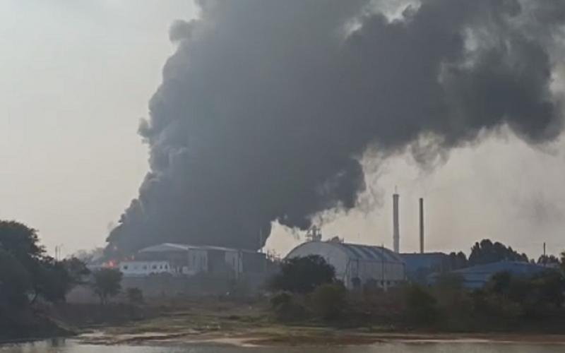 पेंट फैक्ट्री में लगी भीषण आग, रुक-रुक कर हो रहा ब्लास्ट खबरगली Huge fire broke out in paint factory, explosions happening intermittently cg news cg big news latest news khabargali 