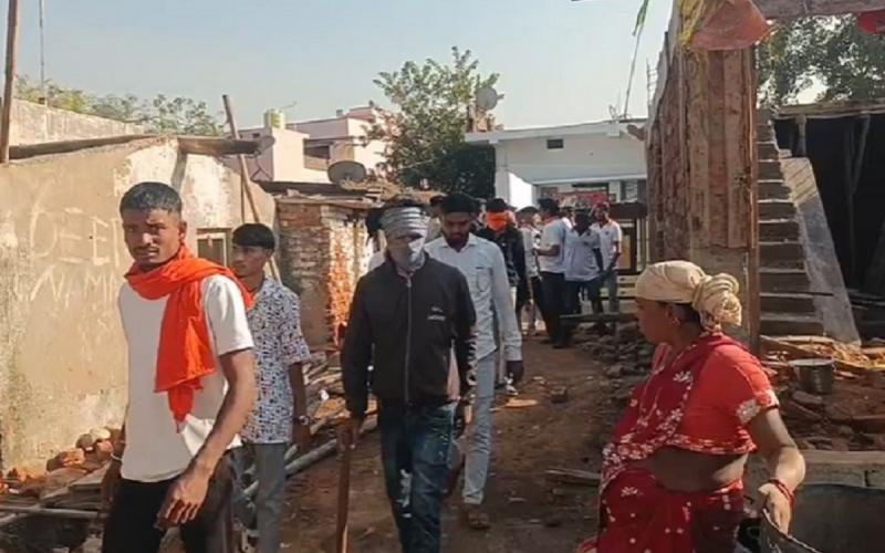  भिलाई के तीन घरों में पकड़ाया गौ मांस, बजरंगी पुलिस के साथ पहुंचे तो एक युवक ने लगा ली फांसी खबरगली Cow meat was found in three houses in Bhilai, when Bajrangi arrived with the police, a young man committed suicide  cg news cg big  news cg latest news khabargali     