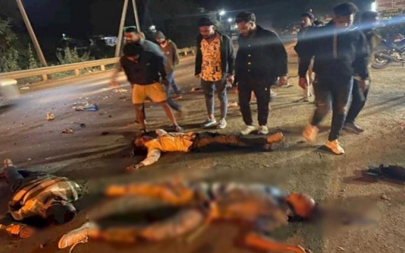  हाईवा की ठोकर से बाइक सवार तीन युवकों की मौत, नए साल का जश्न मनाकर लौट रहे थे घर  खबरगली Three youths riding a bike died after being hit by a truck, they were returning home after celebrating the new year cg news cg latest news cg road accident news cg big news khabargali 