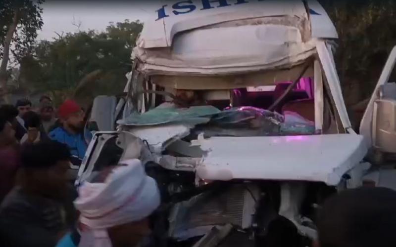 महाकुंभ जा रही श्रद्धालुओं से भरी बस डंपर में घुसी, 4 की मौत, 13 घायल खबरगली Bus full of devotees going to Maha Kumbh rammed into dumper, 4 dead, 13 injured cg news hindi news latest news khabargli 