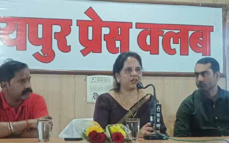 BJP mayor candidate from Raipur Municipal Corporation, Mrs. Meenal Choubey, will work on people's priorities for a developed, clean and beautiful Raipur, after being elected as mayor, I will make every effort to live up to people's expectations, Raipur, Chhattisgarh, Khabargali