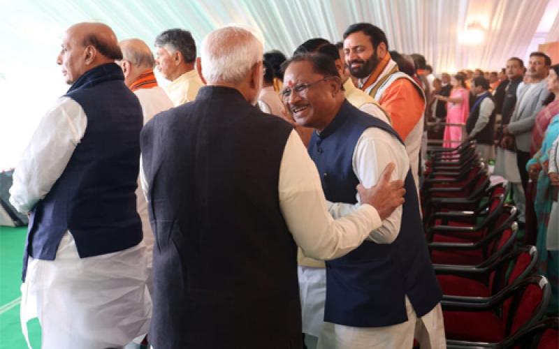 When Prime Minister Modi held the hand of Vishnudev Sai, special intimacy was seen on the stage, Rekha Gupta took oath as the Chief Minister of Delhi along with six ministers, Khabargali