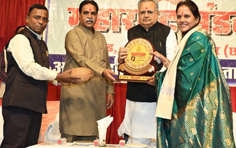 Become a councillor, not a contractor: Dr. Raman Singh 52 councillors including Mayor Meenal Choubey felicitated at Maharashtra Mandal Raipur, Chhattisgarh, Khabargali