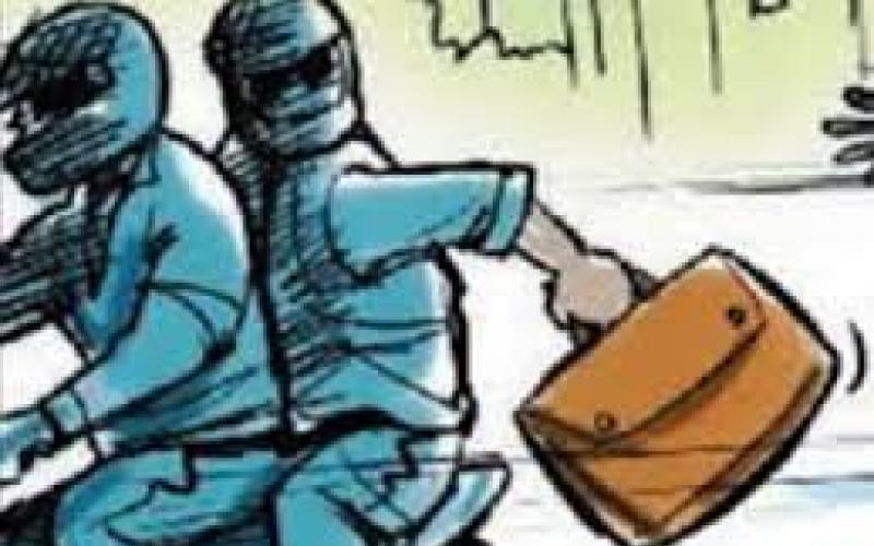  कारोबारी के परिवार को बंधक बनाकर लाखों की लूट, 25 लाख से ज्यादा रकम लेकर  हुए फरार खबरगली Loot worth lakhs by taking businessman's family hostage, absconds with more than 25 lakhs Khabargali cg news cg big news hindi news cg latest news khabargali 