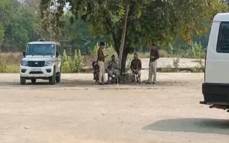 चुनाव ड्यूटी में तैनात जवान ने की फायरिंग, स्ट्रांग रूम में मचा हड़कंप खबरगली Soldier posted on election duty opened fire, created panic in strong room  cg news cg big news cg hindi news cg latest news khabargali 