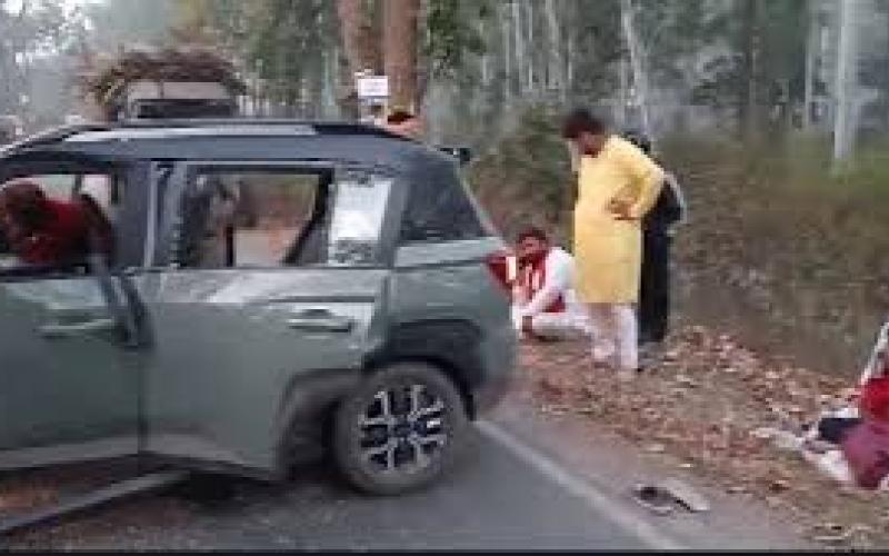 महाकुंभ से स्नान कर  लौट रही कार दुर्घटनाग्रस्त, पेड़ से टकरायी कार, उड़े परखच्चे खबरगली Car returning after taking bath from Mahakumbh meets with accident, car collides with tree, debris flies  cg news hindi news cg big news sarguj news khabargali 