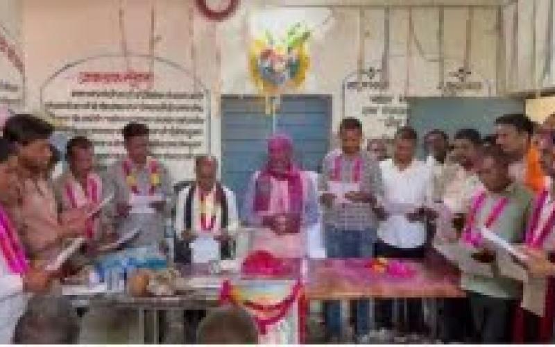 Amazing feat: Wives won the Panchayat elections, husbands took the oath of office, a unique case has come to light in Kawardha district of Chhattisgarh. Here 6 women won the election, but their husbands took the oath, Chhattisgarh, Khabargali