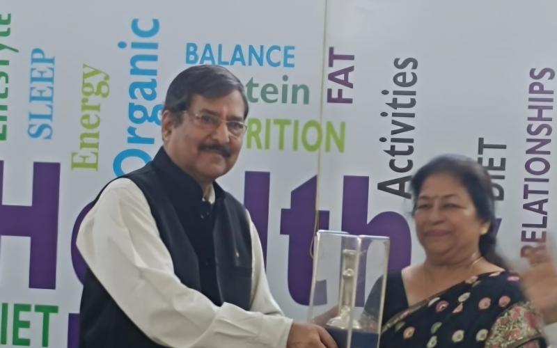 Chhabi Trivedi for health awareness, Kamala Memorial Society established by freedom fighter Bihari Lal Upadhyay, senior journalist Vasant Veer Upadhyay, Principal Mrs. Sabita, former Inspector General of Police of Chhattisgarh Rajiv Srivastava, Raipur, Khabargali