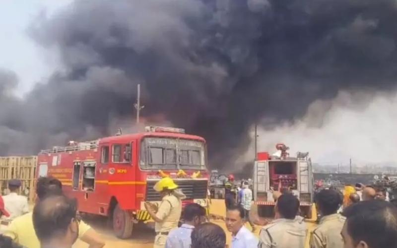 CSPDCL कार्यालय परिसर में लगी भीषण आग, इलाके में हड़कंप खबरगली A huge fire broke out in CSPDCL office premises, panic in the area cg news cg big news hindi news latest news Raigarh news khabargali 