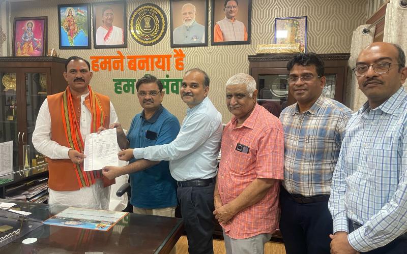IMA delegation met Health Minister to stop action against hospitals, raised the issue of inadequacy in Ayushman, Dr. Surendra Shukla, Chairman, Hospital Board, Chhattisgarh, Dr. Akhilesh Dubey, Chairman, Hospital Board, Raipur, Dr. Kuldeep Solanki, President, IMA Raipur, Dr. Ketan Shah, Vice President, IMA Raipur, Dr. Sanjeev Srivastava, Secretary, IMA Raipur, met Honorable Shyam Bihari Jaiswal, Health Minister, Chhattisgarh Government, Raipur, Chhattisgarh, Khabargali