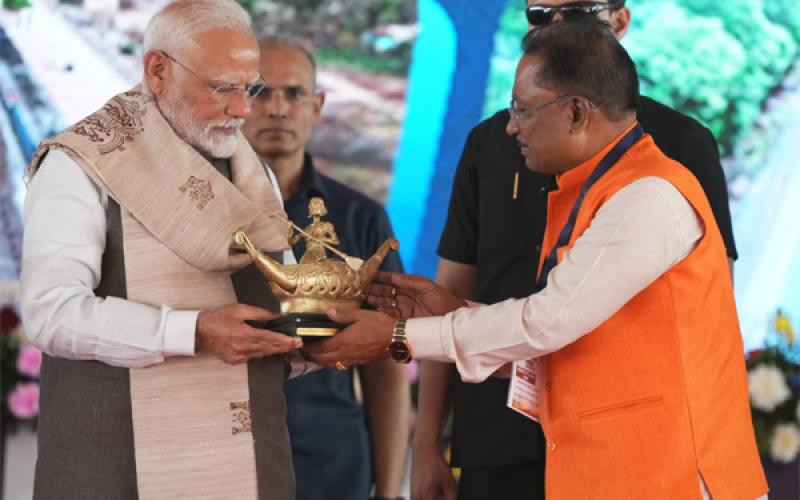 A symbol of women empowerment of Chhattisgarh, a momento of Bilasa Devi Kewat and a handmade shawl made of Kosa silk, a symbol of weaving, culture and living traditions, were presented to Prime Minister Modi, Khabargali